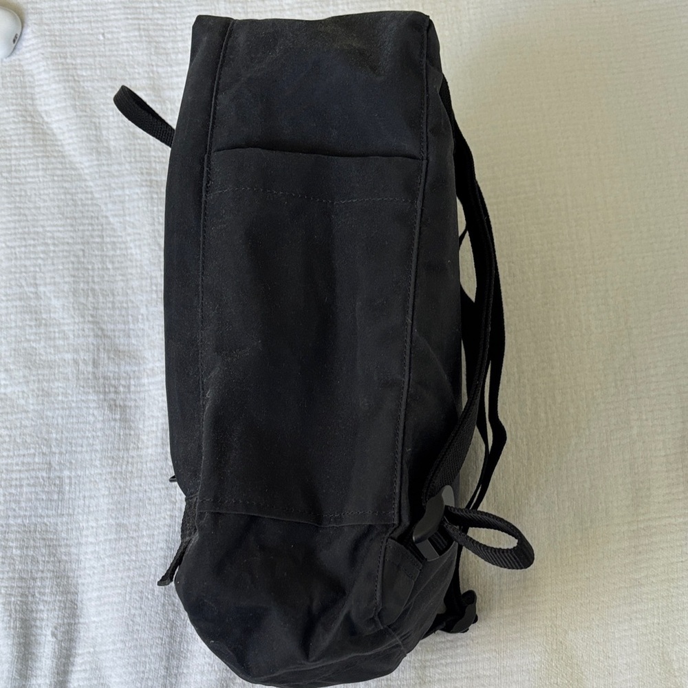 LIKE NEW Kånken Black Classic Backpack - unisex - Picture 4 of 6